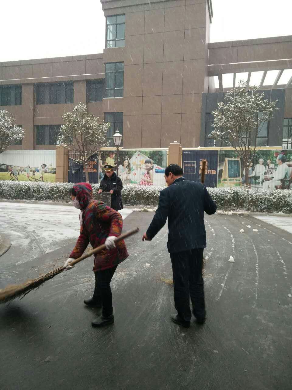 身邊故事 | 掃雪小分隊(duì)