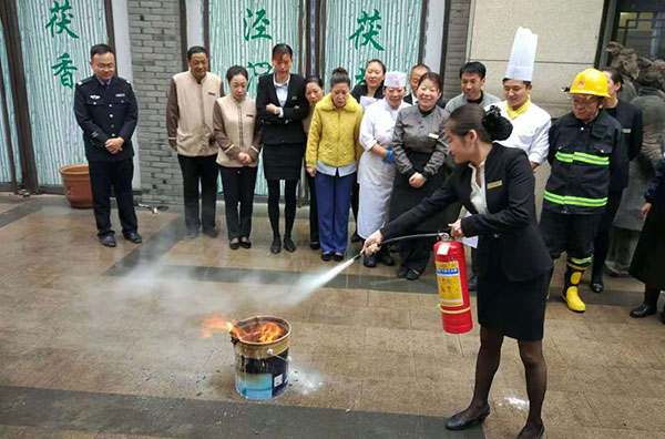 天朗錦城藝術(shù)酒店開展“全民參與 防治火災(zāi)”消防知識培訓(xùn)及應(yīng)急演練